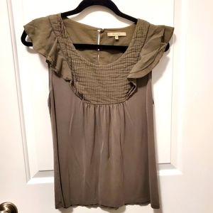 12/$30    💚🤎 sage tulip sleeve top with detailing on front